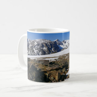 Taza De Café Nieve derritiéndose en las Montañas Rocosas