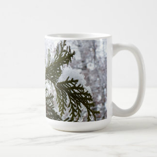 Taza De Café Nieve en ramas verdes