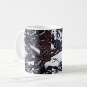 Taza De Café Nieve invernal cubierta de pino oscuro barro