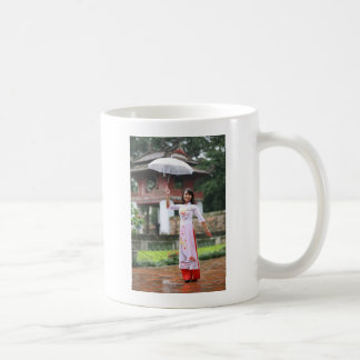 Taza De Café Niña Paraguas Asiática Lluvia Mujer