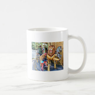Taza De Café Niña subiendo al carrusel