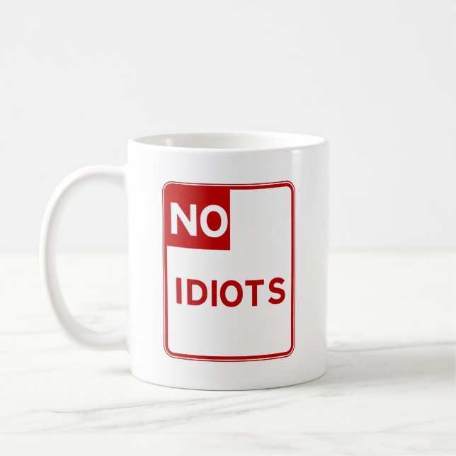 Taza De Café Ningunos idiotas permitieron cerca de mí (Izquierda)