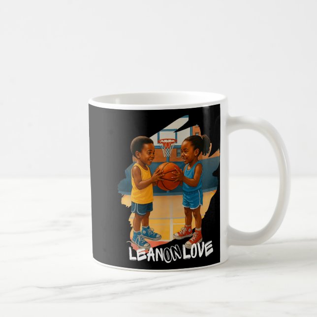 Taza De Café Niño Africano-Estadounidense Y Chica Jugador Balon (Derecha)