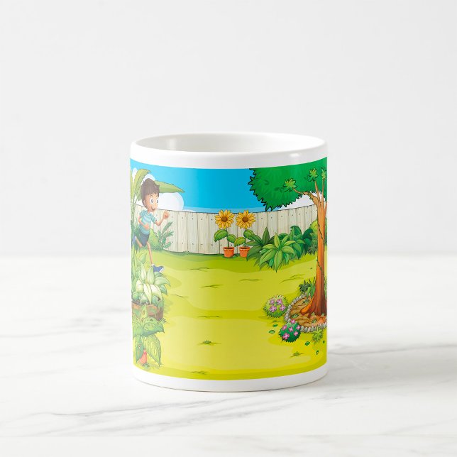 Taza De Café Niño juguetón corriendo en un frondoso patio trase (Subido por el creador)
