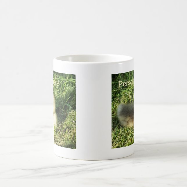 Taza De Café niño lindo en los gansos de hierba (Centro)