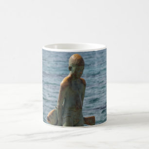 Taza De Café Niño y su estatua de pescado en el paseo marítimo