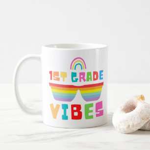 Taza De Café Niños de primer grado Vibes-primer grado de vuelta