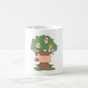 Taza De Café Niños divertidos jugando en el árbol de Apple