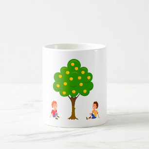 Taza De Café Niños juguetones sentados bajo un árbol de Apple