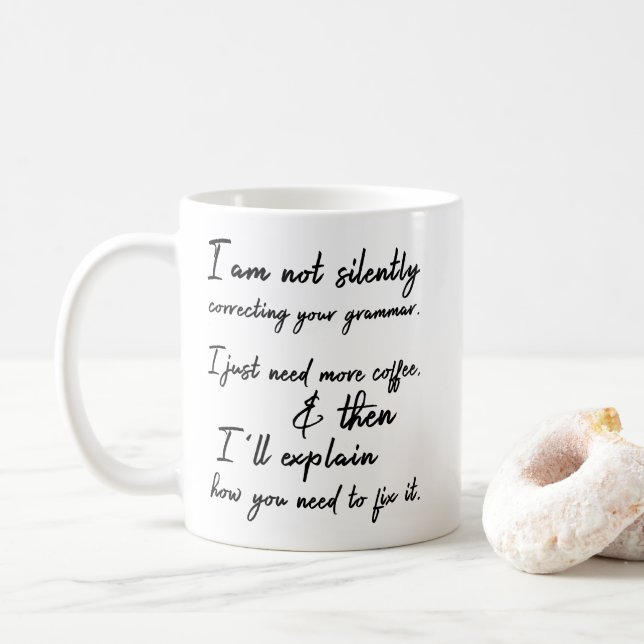 Taza De Café No Corregir Silenciosamente Su Gramática. Primer c (Con donut)