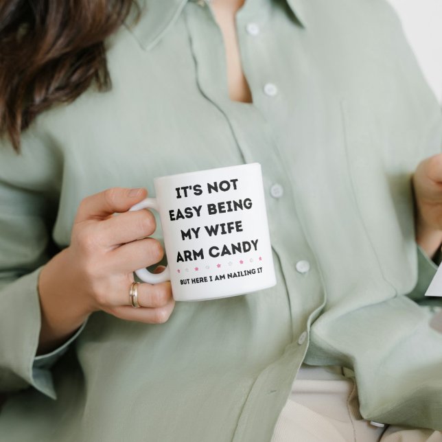 Taza De Café No es fácil ser mi esposa un dulce (It’s Not Easy Being My Wife Arm Candy Mug – Funny Gift)