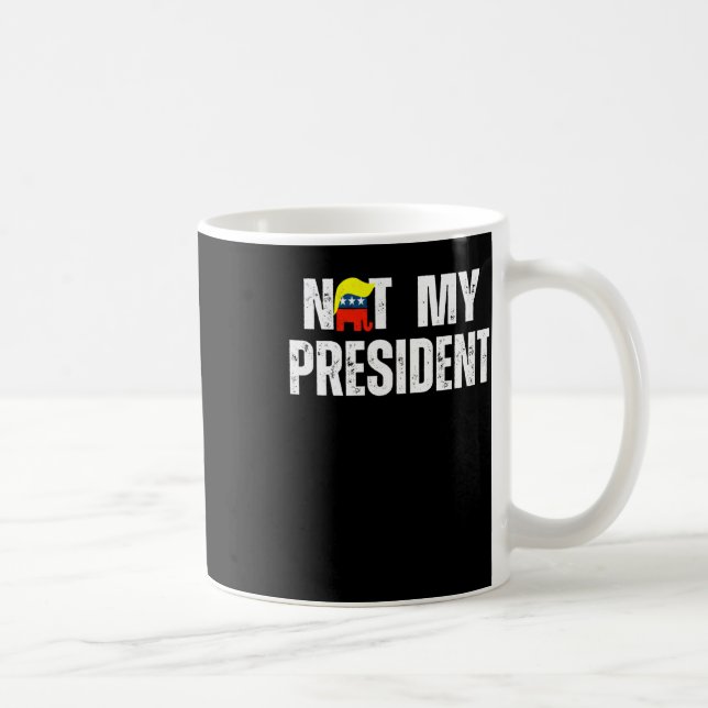 Taza De Café No es mi presidente Trump 2025 (Derecha)