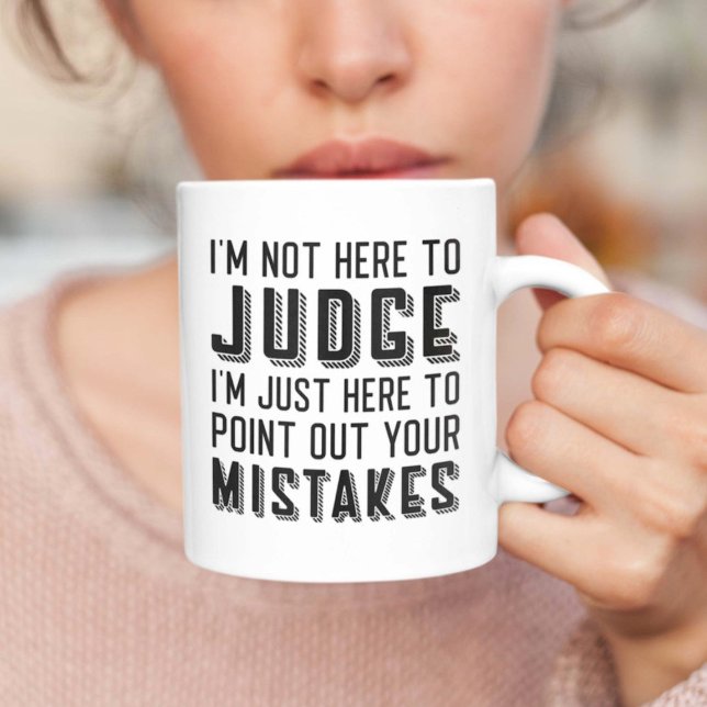 Taza De Café No estoy aquí para juzgar (woman holding mug i'm not here to judge)