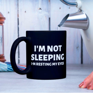 Taza De Café No estoy durmiendo estoy descansando los ojos