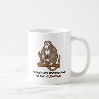 Taza De Café No hay manera incorrecta de comer un macaco de la