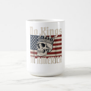 Taza De Café no hay reyes en la bandera de américa en el cráneo