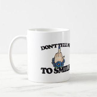 Taza De Café "No me digas que sonría" feminista de Middle Finge