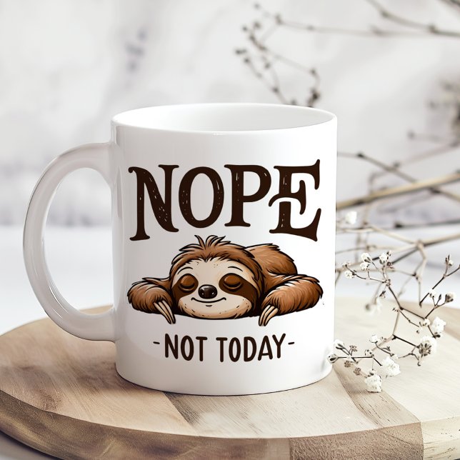 Taza De Café "No, no hoy". Divertida Locura Durmiente ("Nope, Not today" Cute Funny Sleeping Sloth Coffee Mug on a sunny boho wooden kitchen table.)
