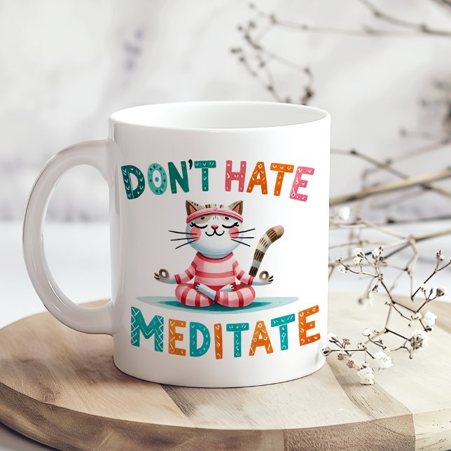 Taza De Café "No odies meditar" Gracioso gato Lover ("Don't Hate Meditate" Funny Cat Lover's Coffee Mug on a boho kitchen table with tiny flowers)