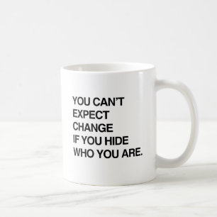 TAZA DE CAFÉ NO PUEDES ESPERAR CAMBIO SI ESCONDES QUIÉN ERES.