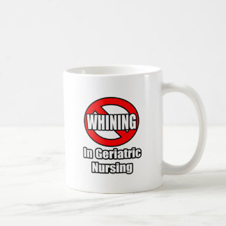 Taza De Café No Se Puede Suspender En La Enfermería Geriátrica