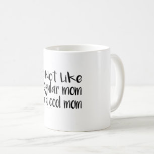 Taza De Café no soy como una madre normal, soy una mamá genial.