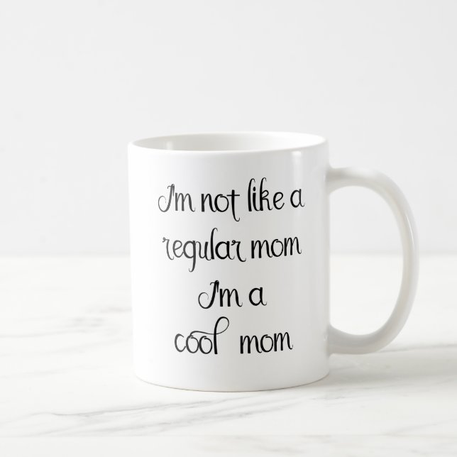 Taza De Café No soy una mamá regular Estoy genial Decir Letra a (Derecha)