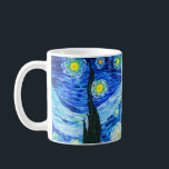 Taza De Café Noche Van Gogh Starry<br><div class="desc">Coffee Mug con la pintura al óleo de Vincent van Gogh La noche estrellada (1889). Inspirado por su estancia en un asilo,  el arte representa un pueblo bajo un cielo nocturno de estrellas y luna azul y amarilla. Un gran regalo para los aficionados al post-impresionismo y al arte holandés.</div>