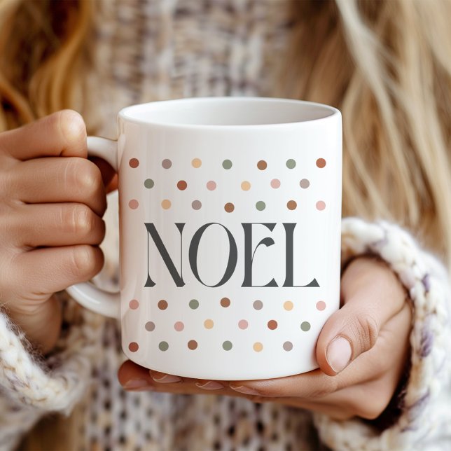 Taza De Café "NOEL" Navidades con puntas retro dan Mug ("NOEL" Retro Dotted Christmas Gift Mug in a girl's hands.)