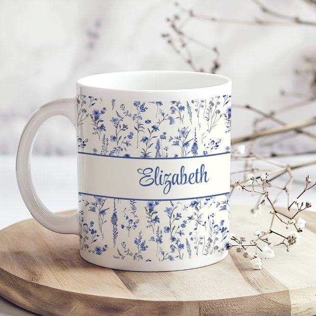 Taza De Café Nombra de guión de flores silvestres azul marina (Navy Blue Watercolor Wildflowers Script Name Coffee Mug on a boho kitchen table with white flowers)