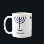 Taza De Café Nombran Personalizado de oro de la Marina de Menor<br><div class="desc">Personalizar tu nombre en una taza de Menorah. Menorah azul marino con trucos de Relieve metalizado dorado. El nombre está escrito en letra de guión en azul marino. El Menorah y su nombre están impresos en tres posiciones alrededor de la taza. Para personalizar,  haga clic en "personalizar esta plantilla".</div>