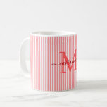 Taza De Café Nombre con Monograma de Red Stripe Moderno<br><div class="desc">Comienza tu mañana con estilo con esta taza de café personalizada a rayas rojas, diseñada para brindar un encanto atemporal en cada sorbo. Con un fondo suave a rayas rojas y blancas, esta elegante taza está personalizada con la inicial de tu monograma y tu nombre completo en una fuente de...</div>