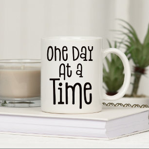 Taza De Café Nombre de cita de tipografía negra de un día a la