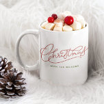 Taza De Café Nombre de familia de Navidades de escritura modern<br><div class="desc">Diseño moderno y minimalista de caligrafía para Navidades con su nombre familiar. Sencillo pero clásico,  elegante en rojo y verde,  este bonito tazón le da un toque familiar. Pase las vacaciones en nuestras tazas personalizadas con escritura moderna. ¡Desenvolver la alegría! 🎄 👨 👩 ‍ ‍ #ChristmasStyle #FamilyLove #FestiveFamily</div>