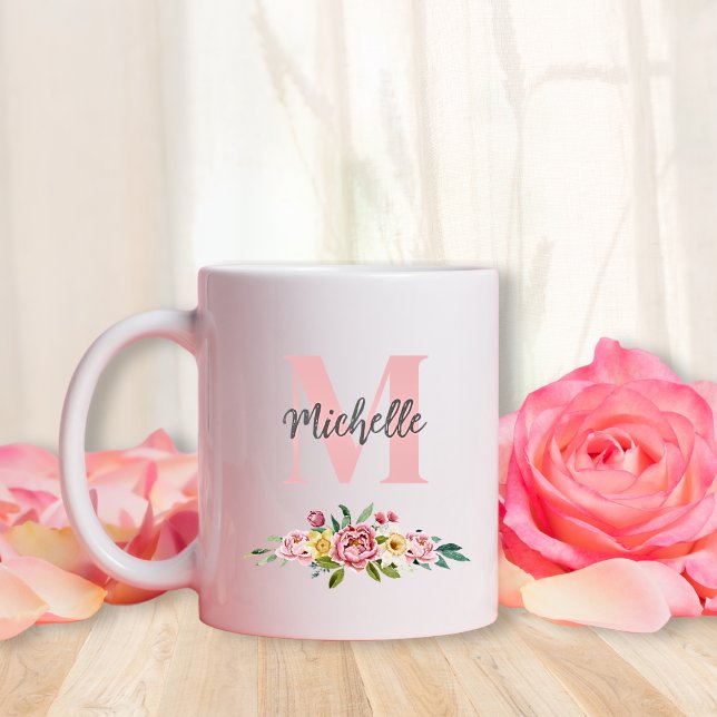 Taza De Café Nombre de guión de monograma inicial Flores acuáti (Personalized Name With Initial Monogram Blush Pink and Watercolor Floral Bouquet Roses Carnation Mug)