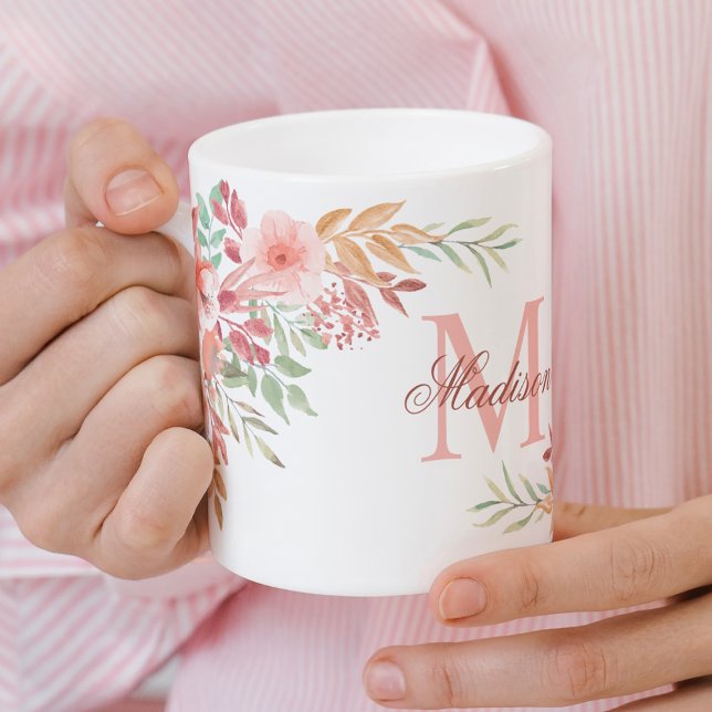 Taza De Café Nombre de monograma Personalizado de las flores de (Enjoy your coffee in this lovely mug with blush pink watercolor flowers and your monogram.)