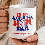 TAZA DE CAFÉ NOMBRE DEL EQUIPO DE RETRO DE BÉISBOL MOM ERA VINT<br><div class="desc">Prepárate para presumir del orgullo de tu madre de béisbol con nuestro delicioso tazón de café : un encantador tipo de letra vintage que dice "en mi era de mamá de béisbol", junto con un béisbol en forma de corazón para zambullirte en tus cuerdas del corazón. Hemos dejado un espacio...</div>