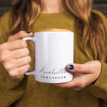 Taza De Café Nombre del monograma | Moderno estilo Minimalista<br><div class="desc">Un diseño de monograma personalizado sencillo y elegante con una tipografía de escritura manuscrita minimalista moderna, emparejada con una tipografía de bloques en negro sobre fondo blanco. El nombre del monograma se puede personalizar fácilmente para hacer un diseño tan único como usted! El regalo o accesorio perfectamente personal para cualquier...</div>