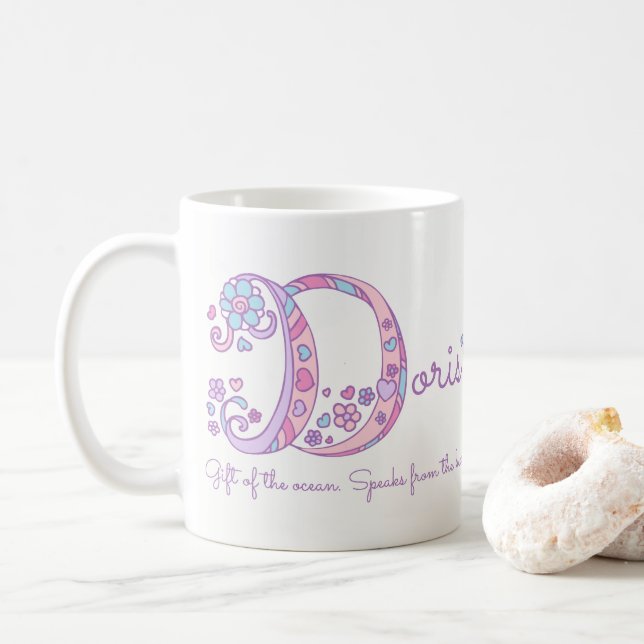 Taza De Café Nombre Doris significa flor cardíaca D monogramo m (Con donut)