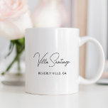 Taza De Café Nombre moderno personalizado de residencia residen<br><div class="desc">Moda personalizado coffee mug incluye el nombre de su residencia en un moderno guión manuscrito negro con información sencilla de ubicación en todos los campos. Personaliza con el nombre de tu casa - Villa   Apellido u otro título preferido - y la ubicación de la ciudad y el estado.</div>
