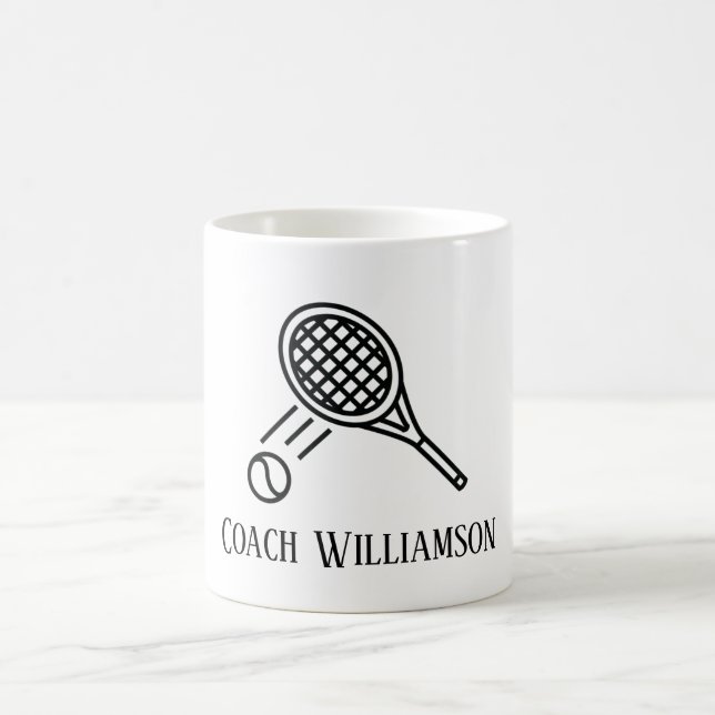 Taza De Café Nombre Monogramado del entrenador de tenis (Centro)