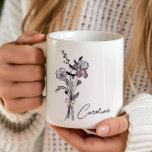 Taza De Café Nombre personalizado Coquette Birth Flower Febrero<br><div class="desc">su hermosa taza personalizado presenta la flor de nacimiento de febrero, el iris, lo que lo convierte en el regalo perfecto para una dama de honor, mamá o abuela. Con un delicado diseño de ramo a mano, esta taza personalizada añade un toque de elegancia a cualquier rutina matutina de café...</div>