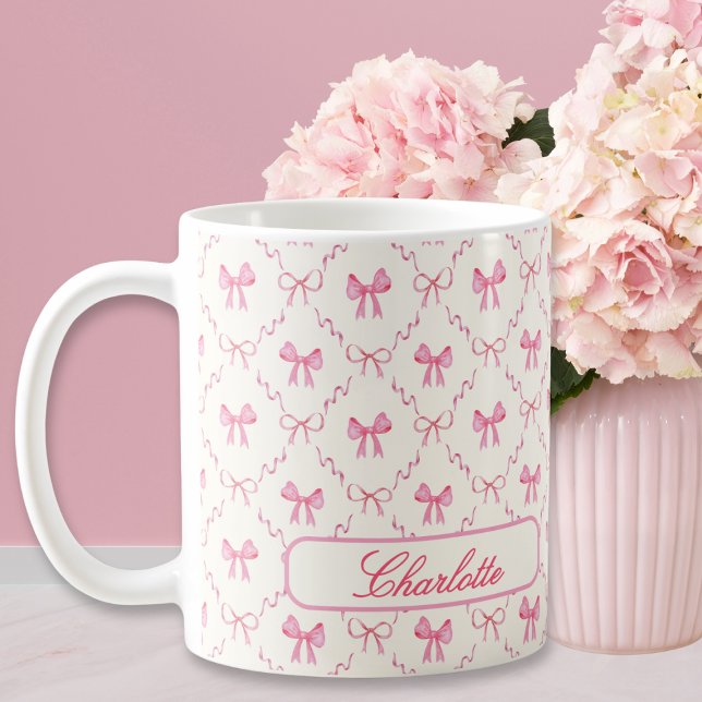 Taza De Café Nombre personalizado Coquette Pink Bow (cute personalized gift for girls, pink coquette bow mug with custom name in script calligraphy)