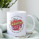 Taza De Café Nombre personalizado de la escuela de aprendizaje<br><div class="desc">El profesor Life Wake Up Teach School Nombre personalizado Coffee Mug presenta una manzana roja decorada con flores de colores vivos con el texto retro "Vida del profesor" con el texto "Despierta, enseña a los niños, sé impresionante" debajo en tipografía de escritura moderna y personalizado con tu nombre personalizado. Perfecto...</div>