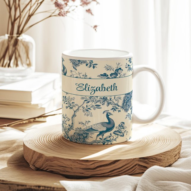 Taza De Café Nombre personalizado de paquetería de chaqueta azu (Blue Chinoiserie Peacock Custom Name Coffee Mug on a sunny neutral boho kitchen table.)