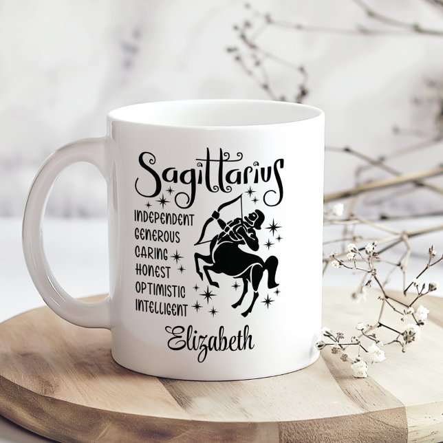 Taza De Café Nombre personalizado de Sagittarius Zodiac Horosco (Sagittarius Zodiac Horoscope Custom Name Coffee Mug on a sunny boho wooden kitchen table.)