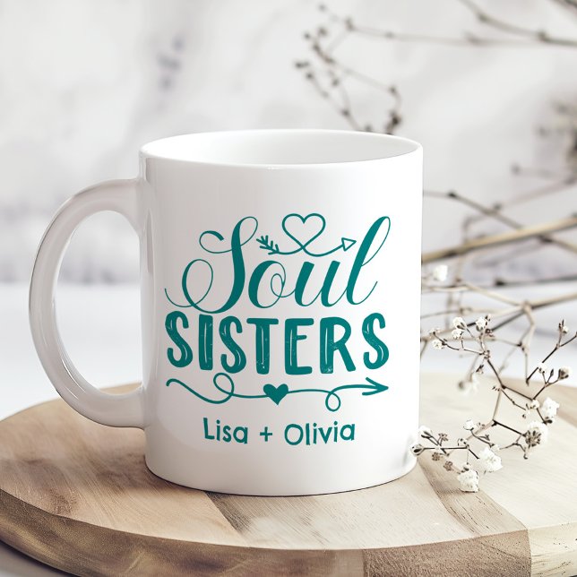 Taza De Café Nombre personalizado del guión de las hermanas del (Boho Turquoise Soul Sisters Script Custom Name Coffee Mug on a sunny boho wooden kitchen table.)