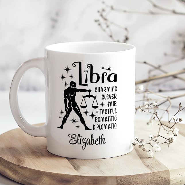 Taza De Café Nombre personalizado del horoscopio de Libra Zodia (Libra Zodiac Horoscope Custom Name Coffee Mug on a sunny boho wooden table with tiny white flowers)