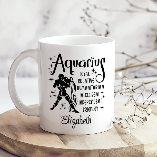 Taza De Café Nombre personalizado del horóscopo Zodiac Aquarius (Aquarius Zodiac Horoscope Custom Name Coffee Mug on a sunny boho wooden kitchen table)