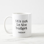 Taza De Café Nombre Personalizado Funny Budget Quote Productor<br><div class="desc">Este tazón de café personalizado, con una graciosa cita relacionada con el presupuesto, es perfecto para el padre productor que siempre está manejando las finanzas! Añade su nombre para que sea verdaderamente único, y mírelo disfrutar de su café con una sonrisa. Ya sea por la oficina, el set de películas...</div>